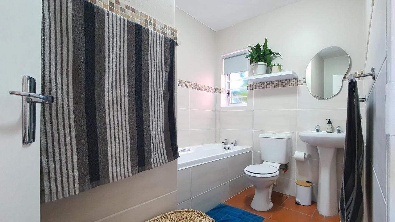 Escape To Paradise: Beachside Apartment Jeffreys Bay Bagian luar foto